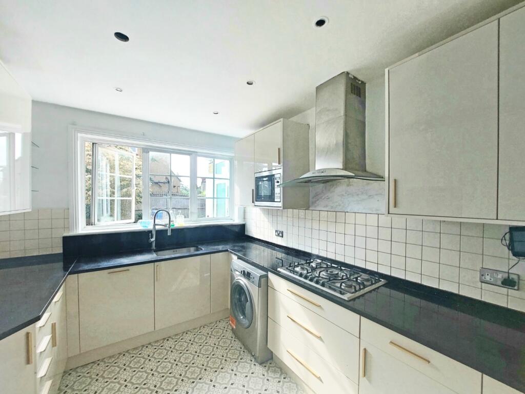 House in London, Rayners Lane - View 4