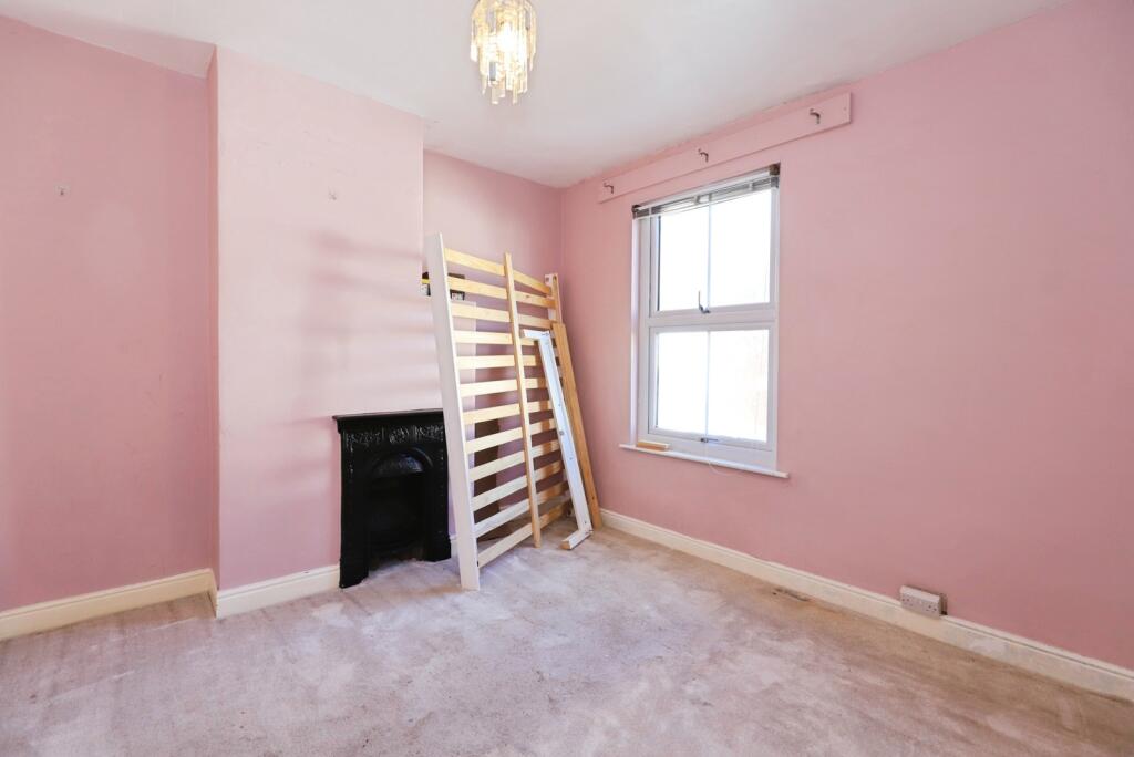 House in Wolverhampton, West Midlands - More