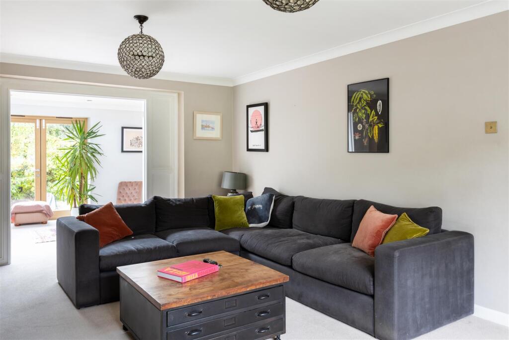 Huntersfield Close, Reigate photo 3
