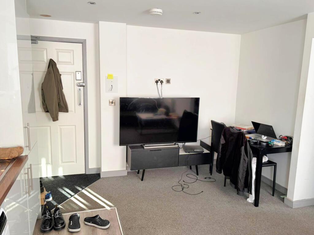 1-bed flat on South Street, Hull, £70,000