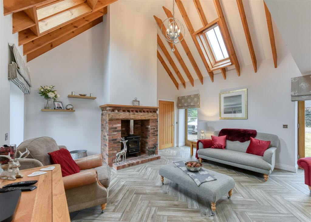 Wentworth Barn, 2 Patshull Gardens, Albrighton, Wolverhampton, WV7 3BG photo 3