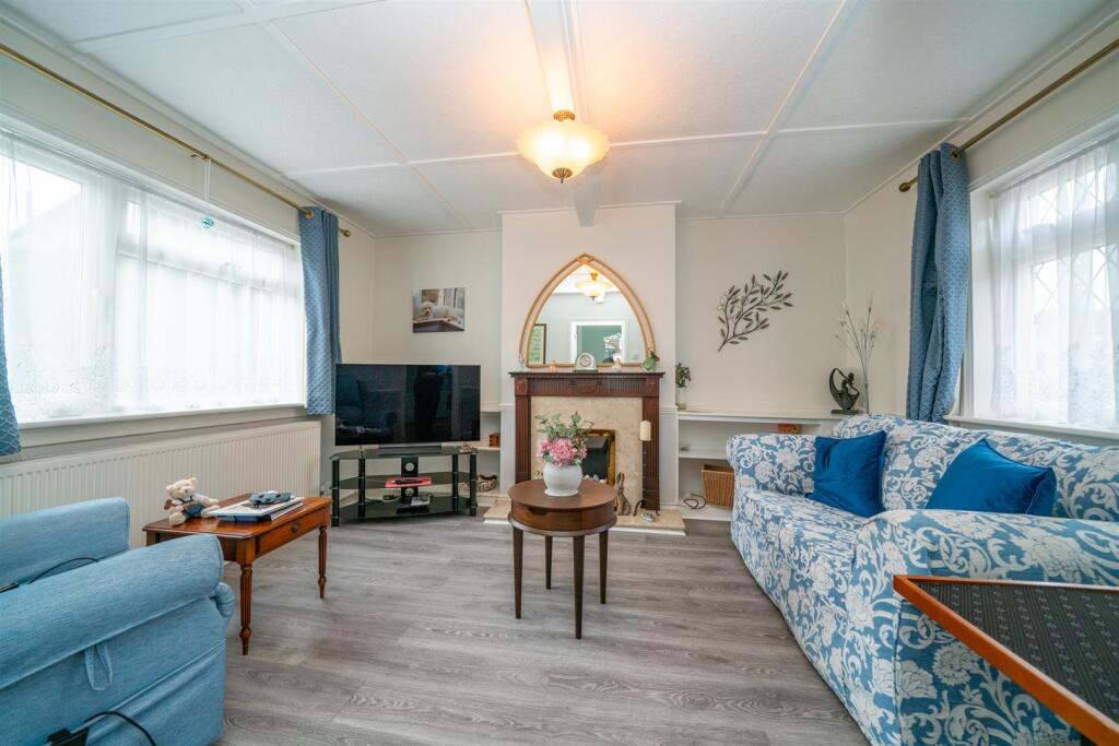 House in Three Rivers, Croxley Green - More