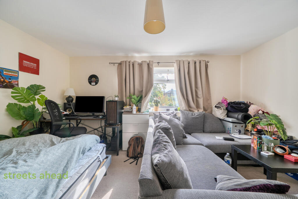 Apartment in Croydon - More
