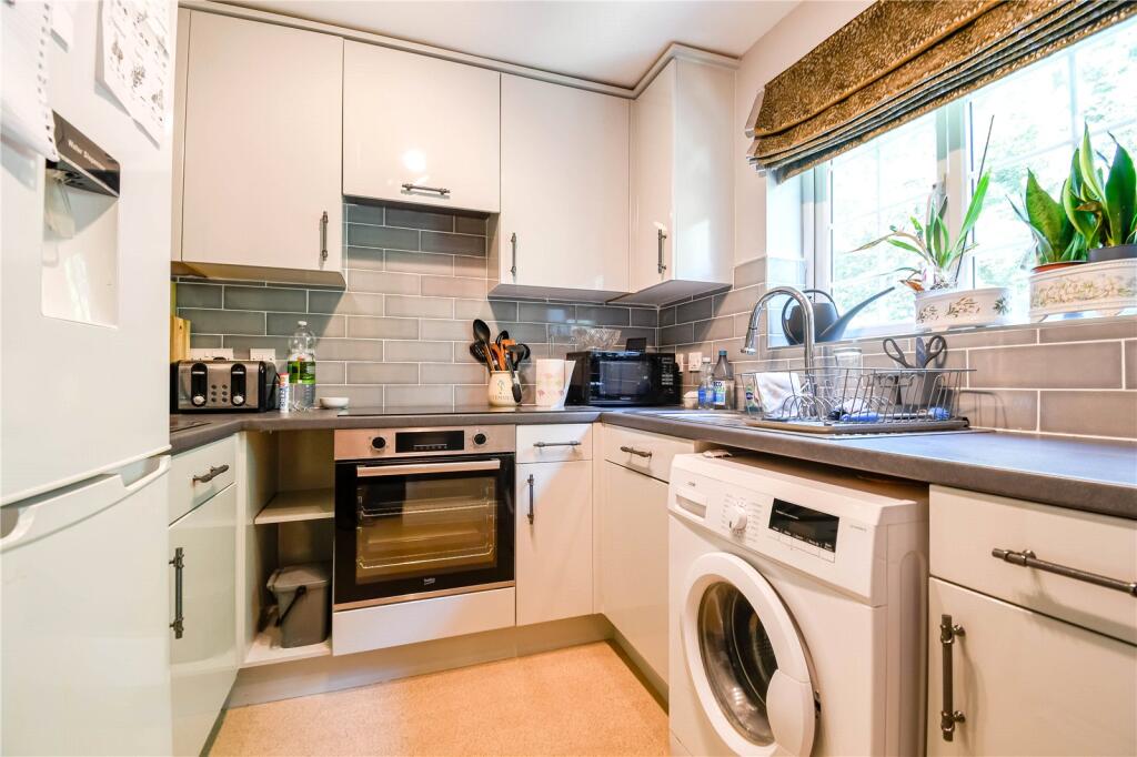 Lamtarra Way, Newbury, Berkshire, RG14 photo 2