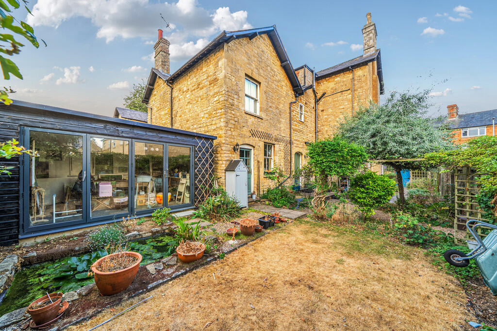House in Brackley, West Northamptonshire - View 3
