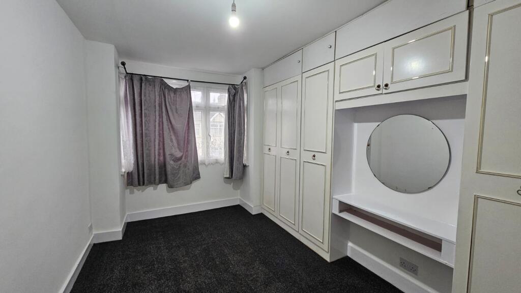 House in London, Loxford, Seven Kings - View 2