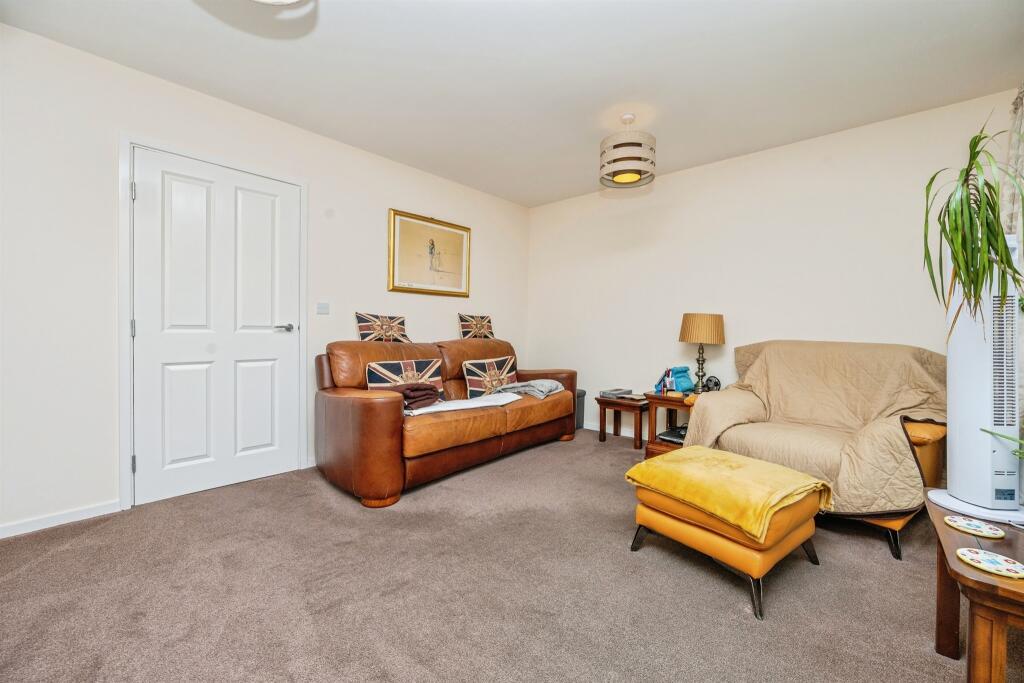 Woodgate Close, Redditch photo 3