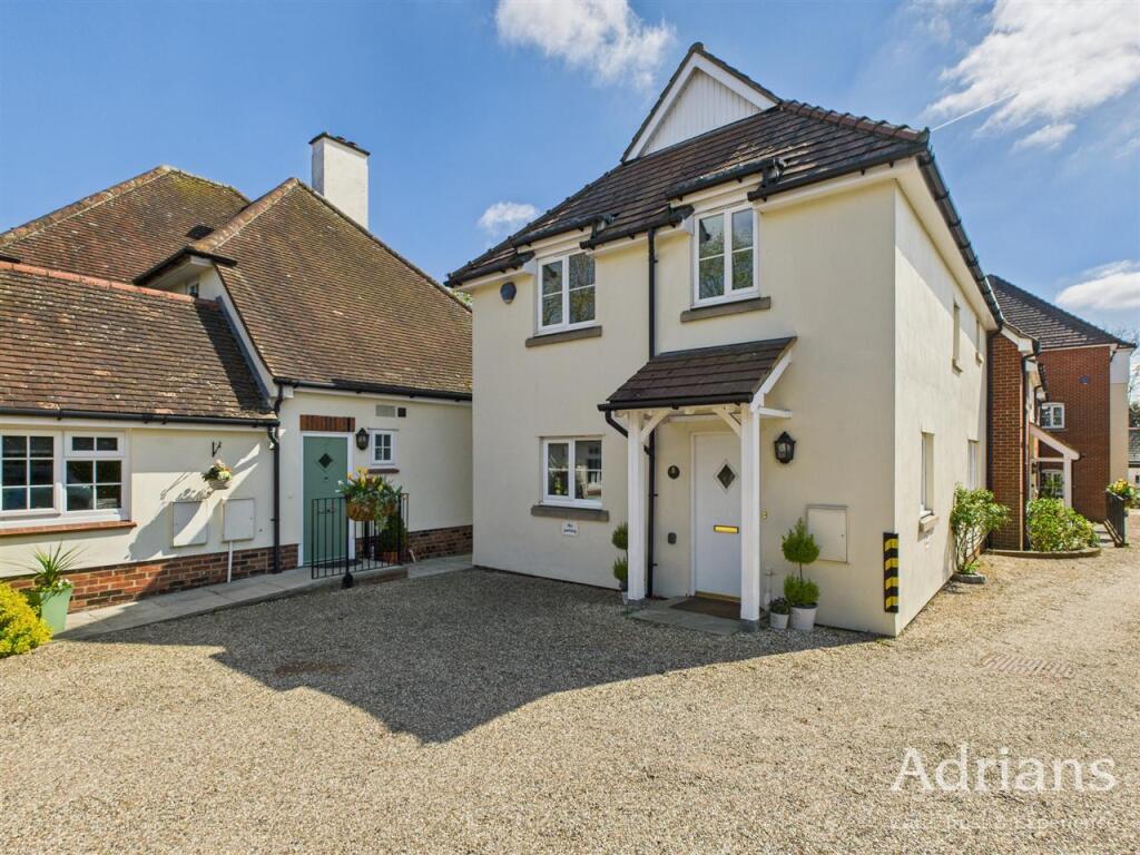 2-bed house on Little Orchards, CM1 7EP, £300,000