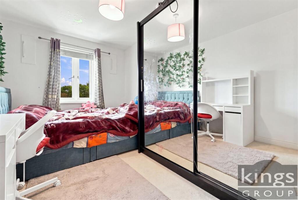 Apartment in Broxbourne, Turnford - More