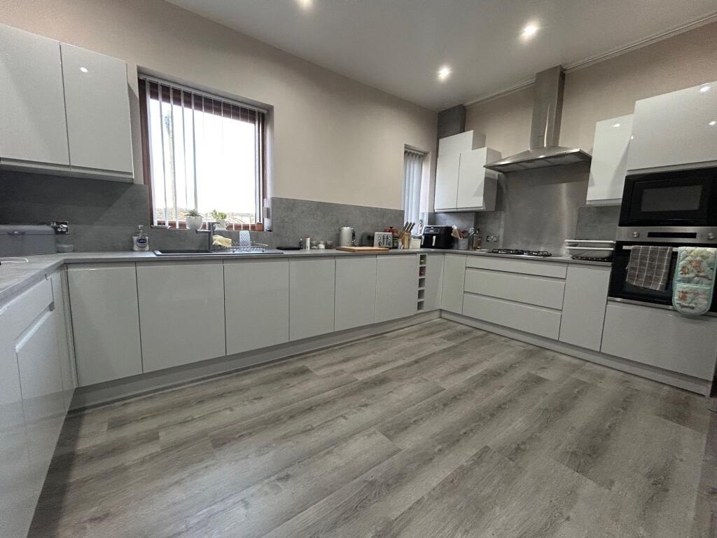 Additional image 4 of Huddersfield Road, Wyke, BD12