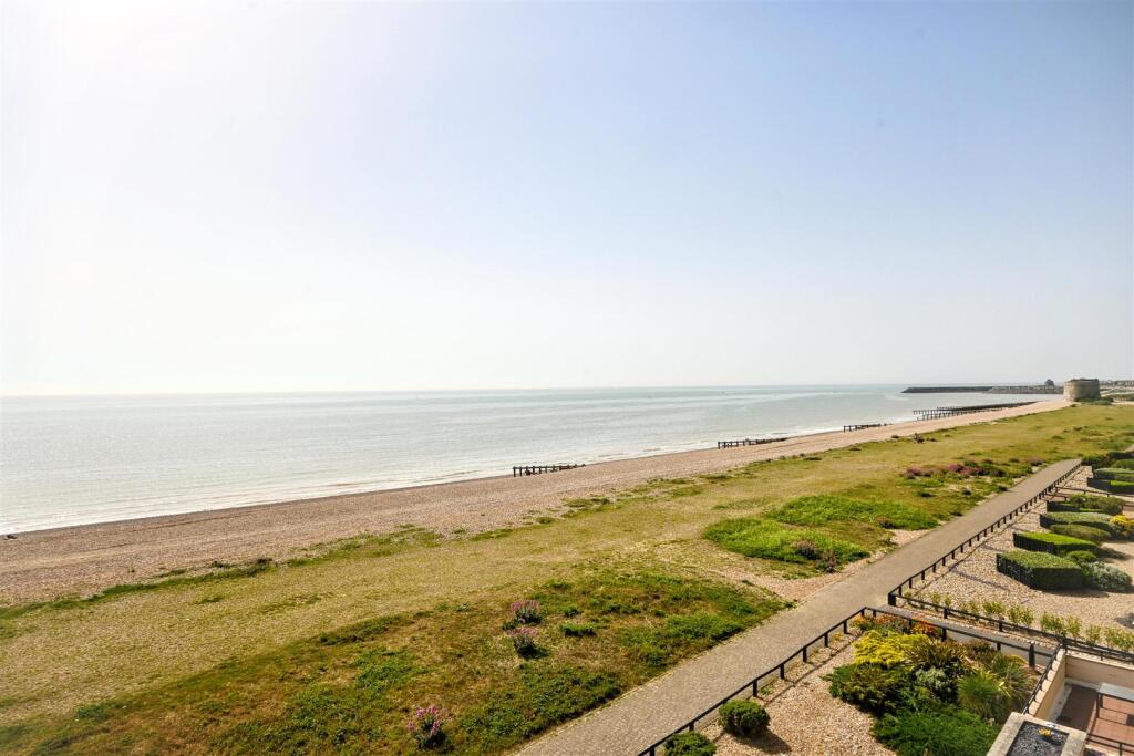Apartment in Eastbourne, East Sussex - View 3