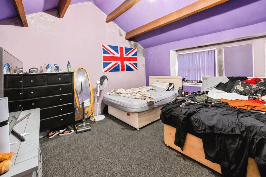 House in Bradford, West Yorkshire - View 4