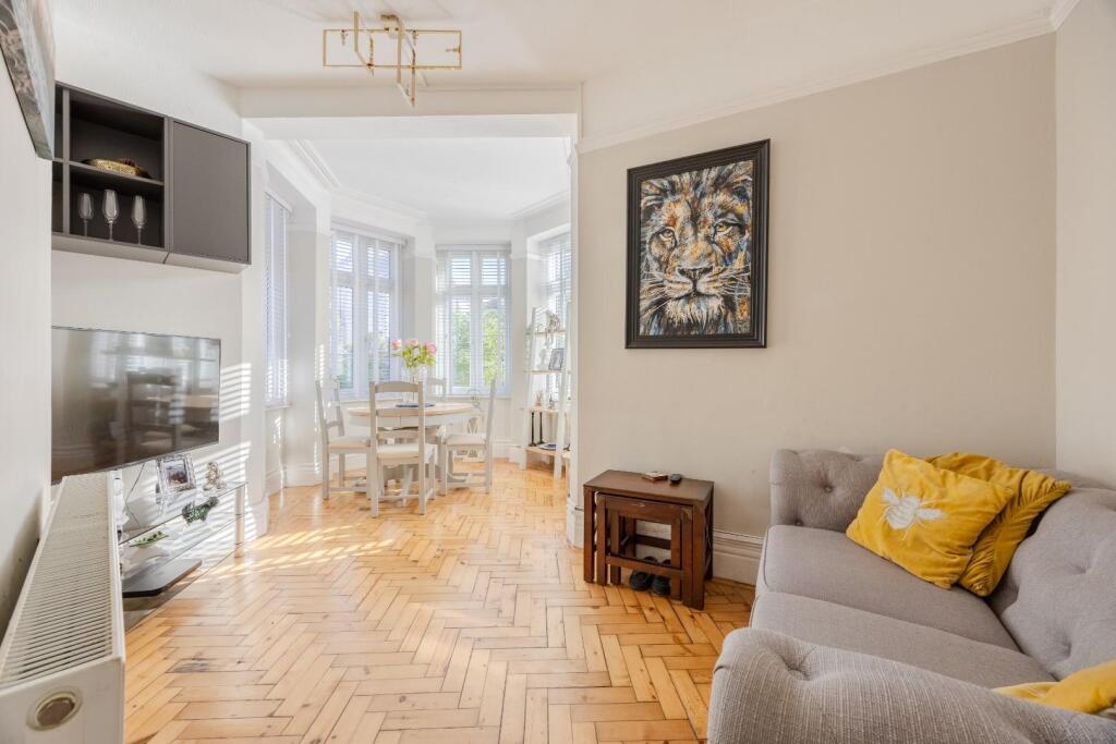 Apartment in Southend-on-Sea - View 4