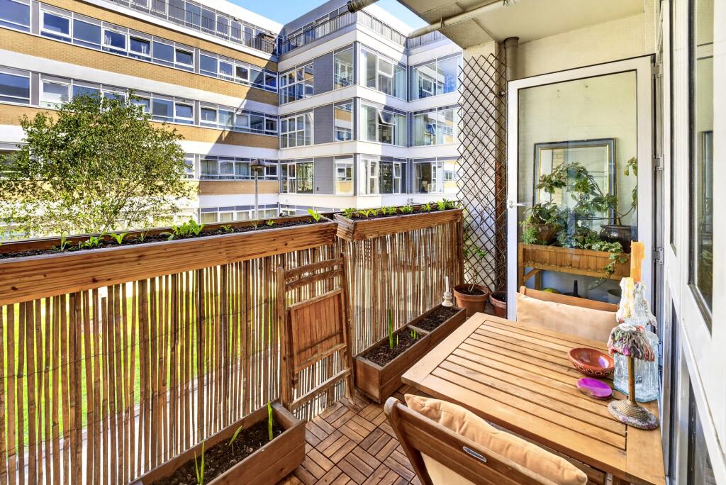 Apartment in London - More
