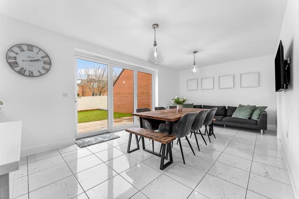 Skylark Road, Brimington, Chesterfield photo 5