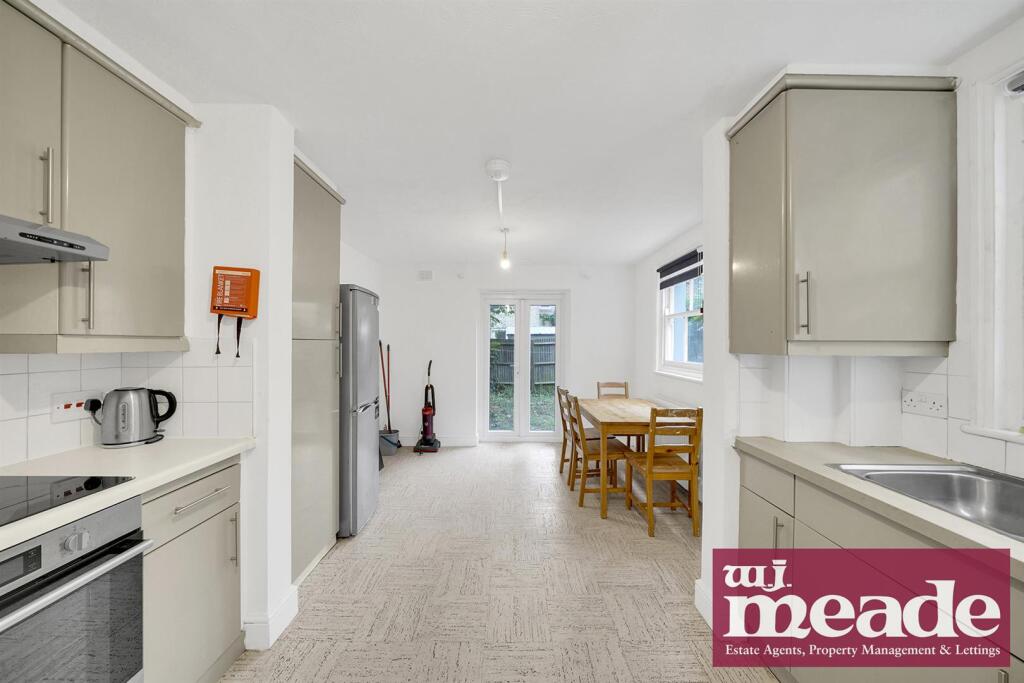 4 bedroom semi-detached house for rent