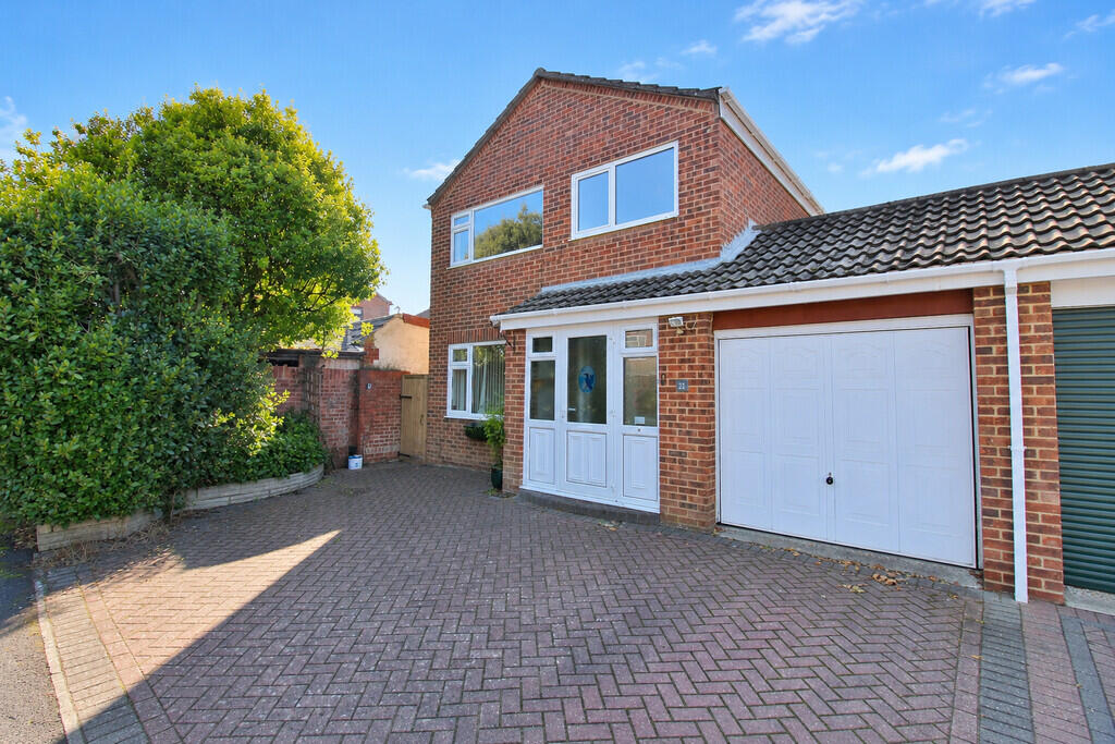 3-bed detached on Fury Way, Hill Head, Fareham, £360,000