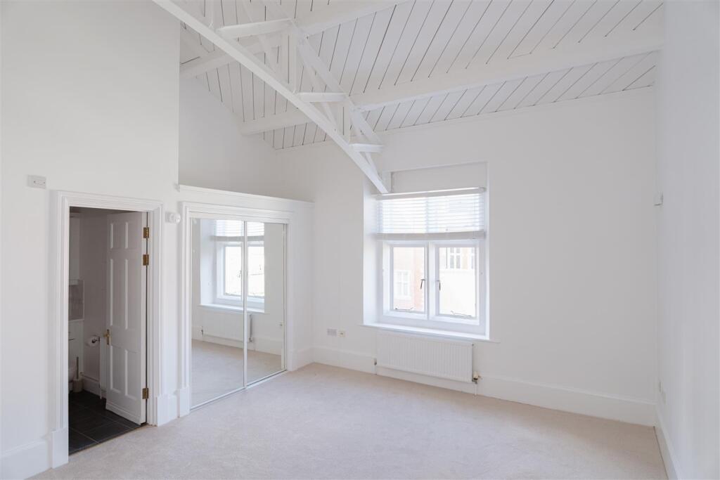 Apartment in Reigate and Banstead, Whitebushes - View 3