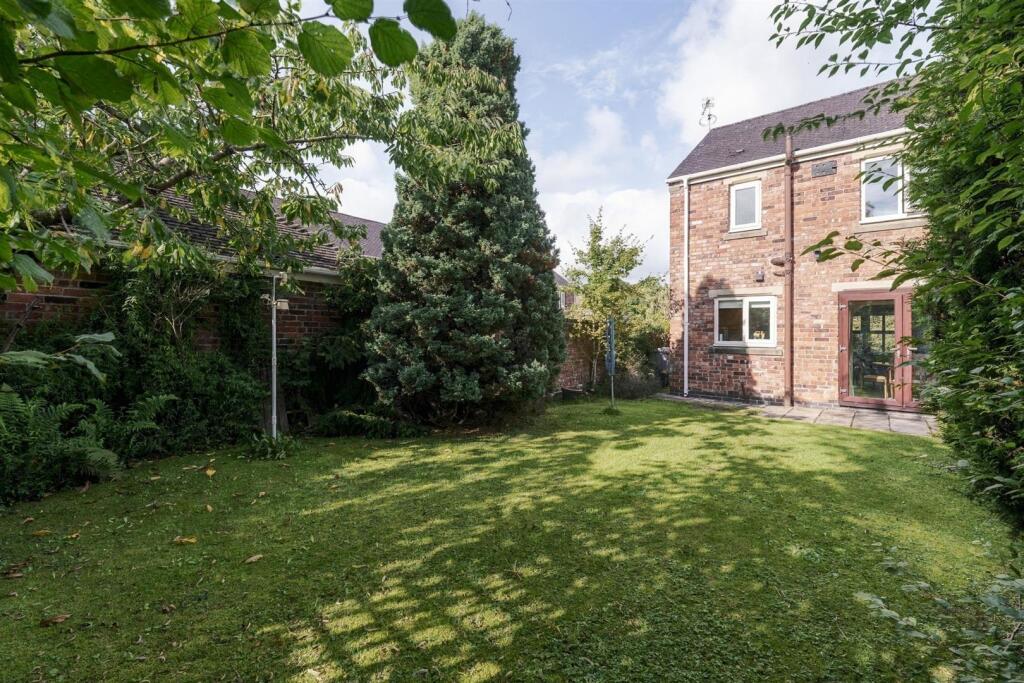 Augusta Drive, Macclesfield photo 4