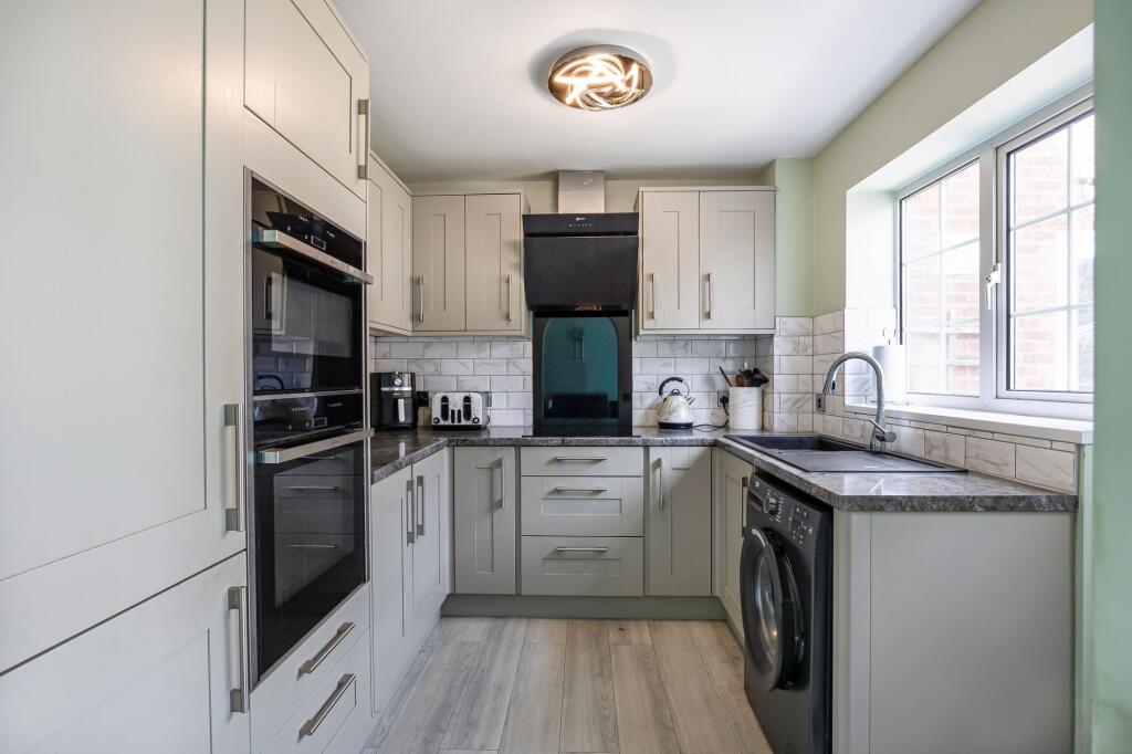 Yarnton Close, Nine Elms, SN5 photo 4