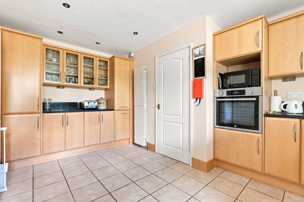House in Chesterfield, Brampton - More