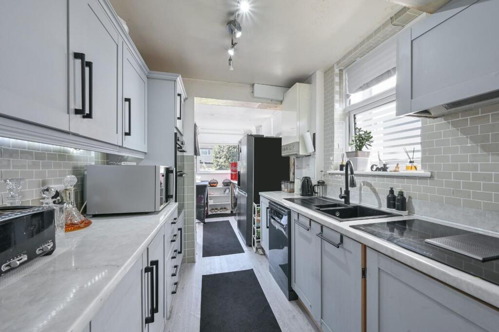 House in Epsom and Ewell, West Ewell - More