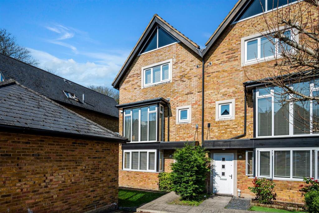 Main image of property: Roundburrow Close, Warlingham