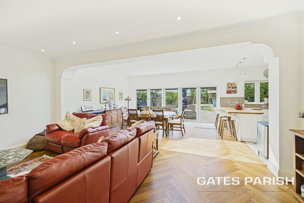 Maple Avenue, Upminster, RM14 photo 2