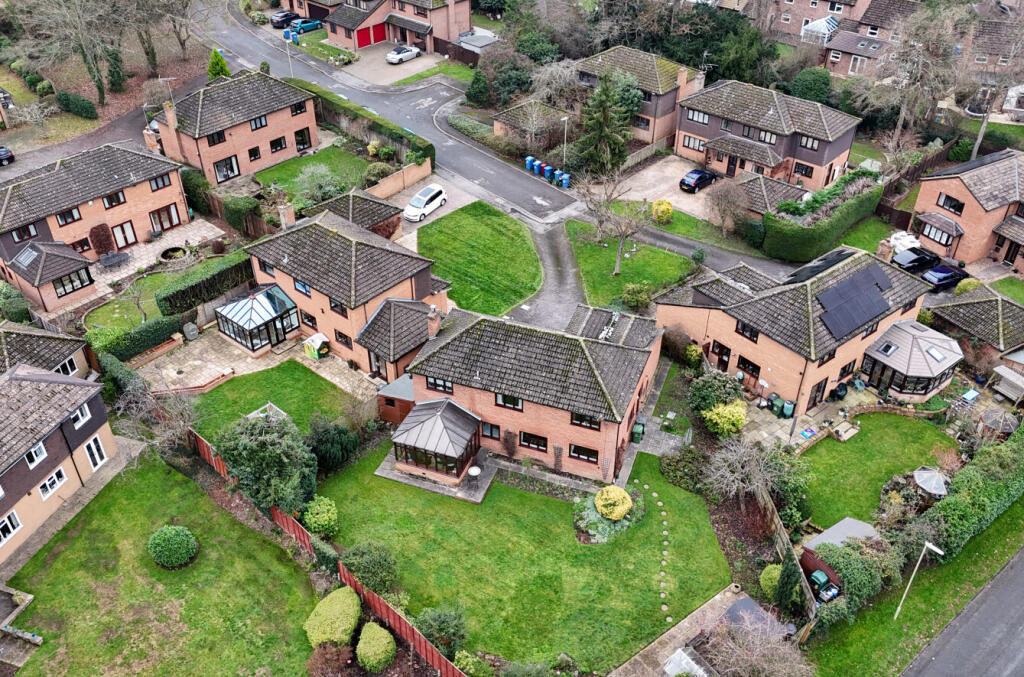 Garden Close, Hook, Hampshire, RG27 photo 2
