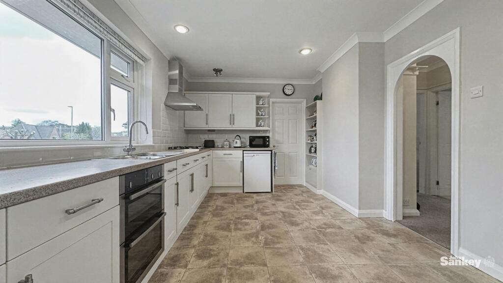 Pinewood Drive, Mansfield, NG18 photo 2