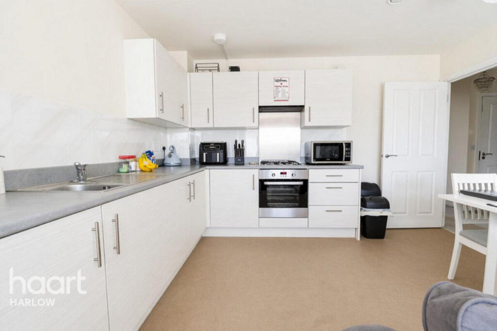Blackthorn Drive, Harlow photo 4