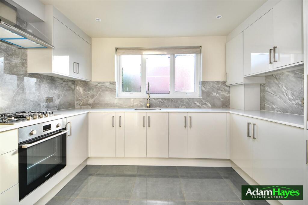 Apartment in London, Fallow Corner - View 3