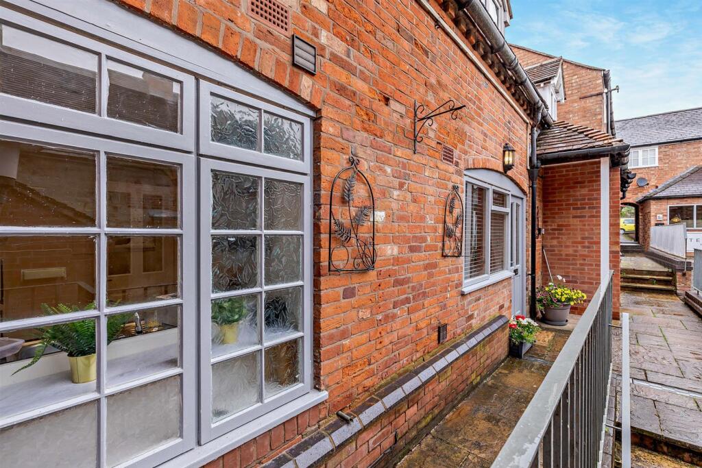 Main image of property: The Knibbs, Smith Street, Warwick