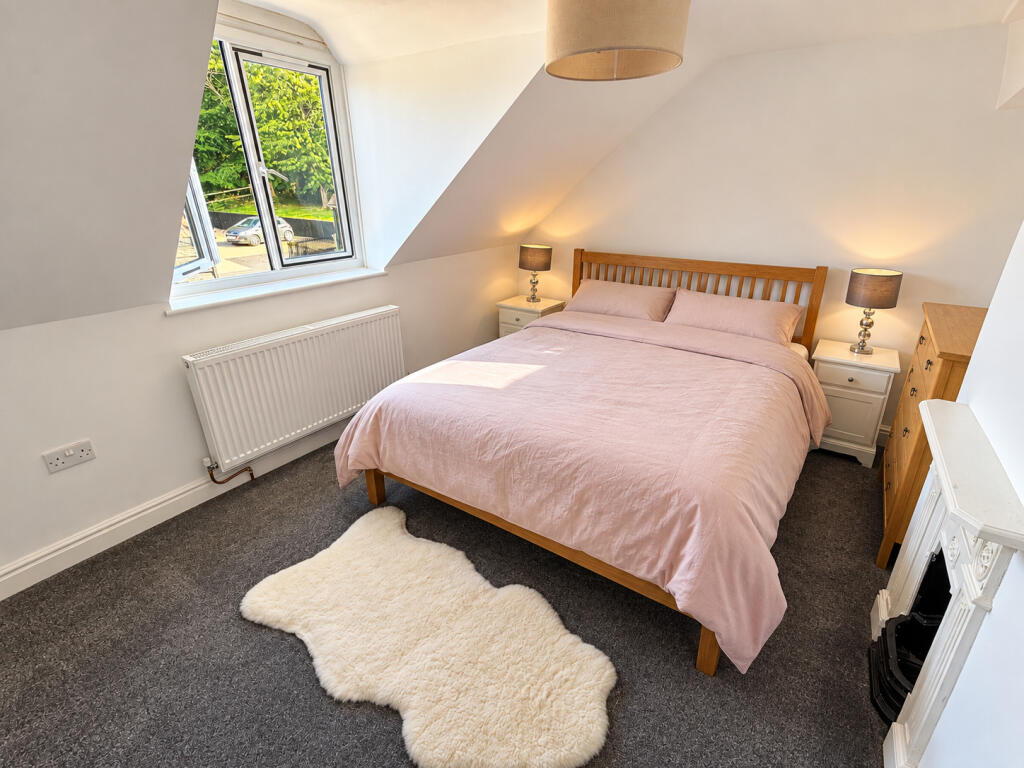 House in East Grinstead, Felbridge - More