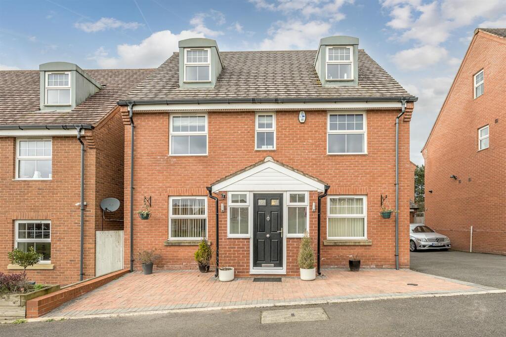 5-bed detached on Kirkpatrick Drive, Wordsley, DY8 5TG, £450,000