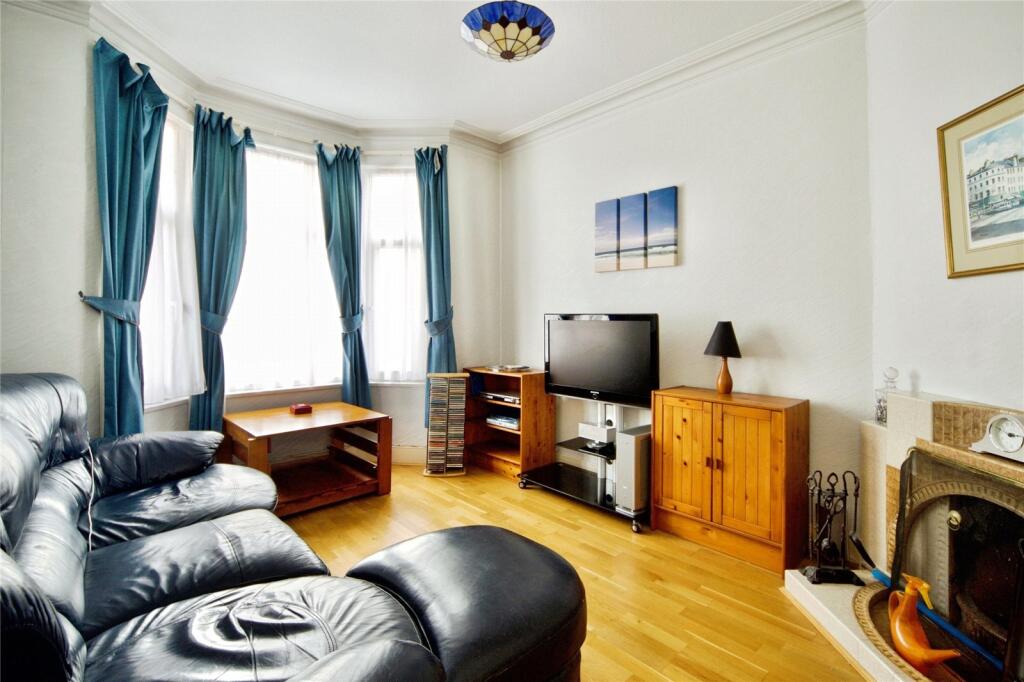 Grange Avenue, London, N12 photo 2