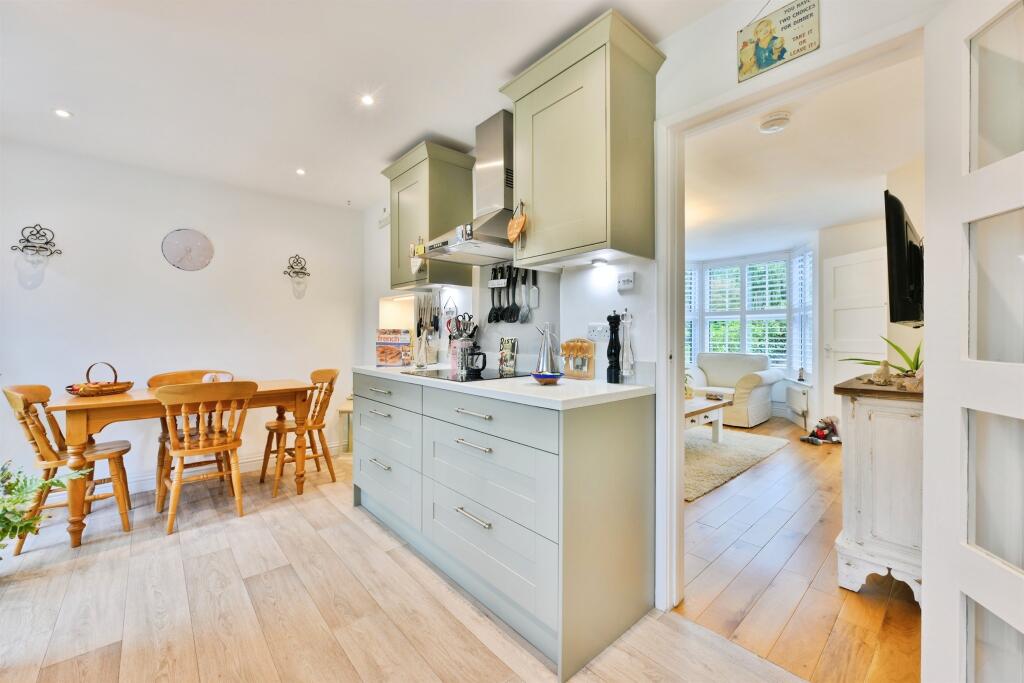 House in Welwyn Hatfield, Hertfordshire - More