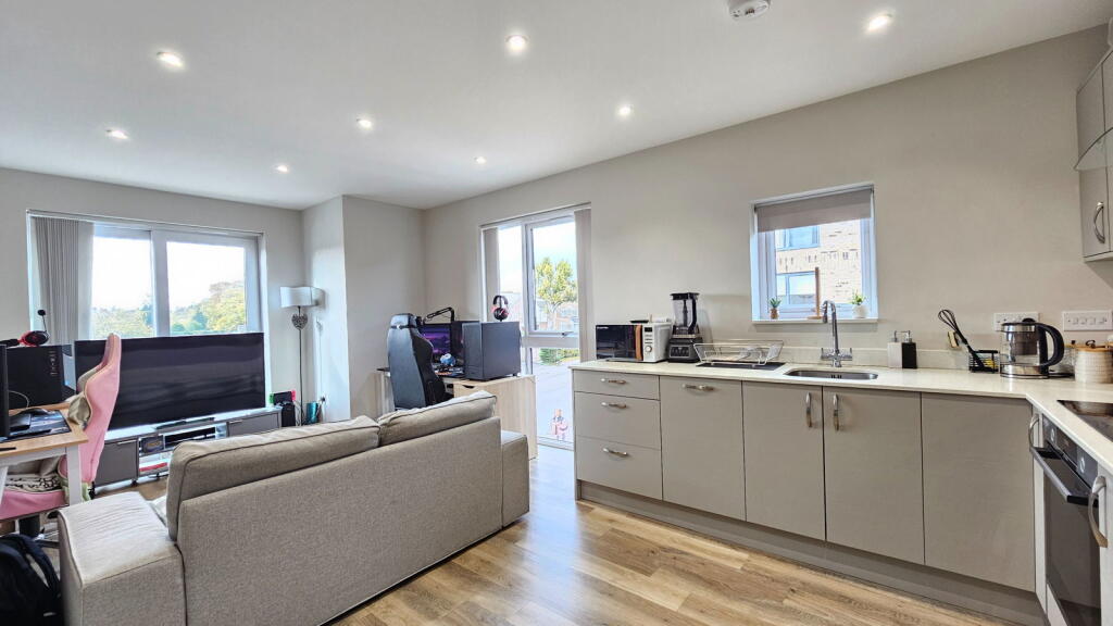 1-bed apartment on Hawkes House, Steel Close, Newbury RG14 7DT, £200,000