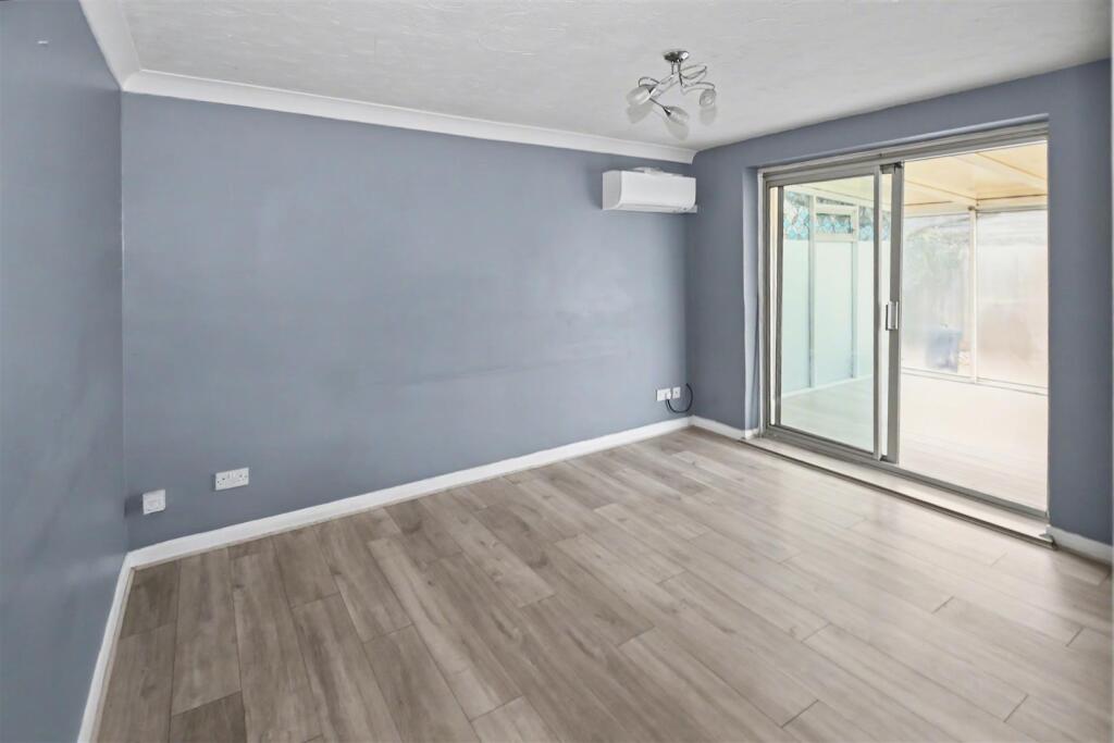 Zelham Drive, Canvey Island photo 2