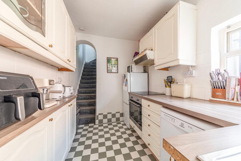 Apartment in Addlestone, New Haw - View 5