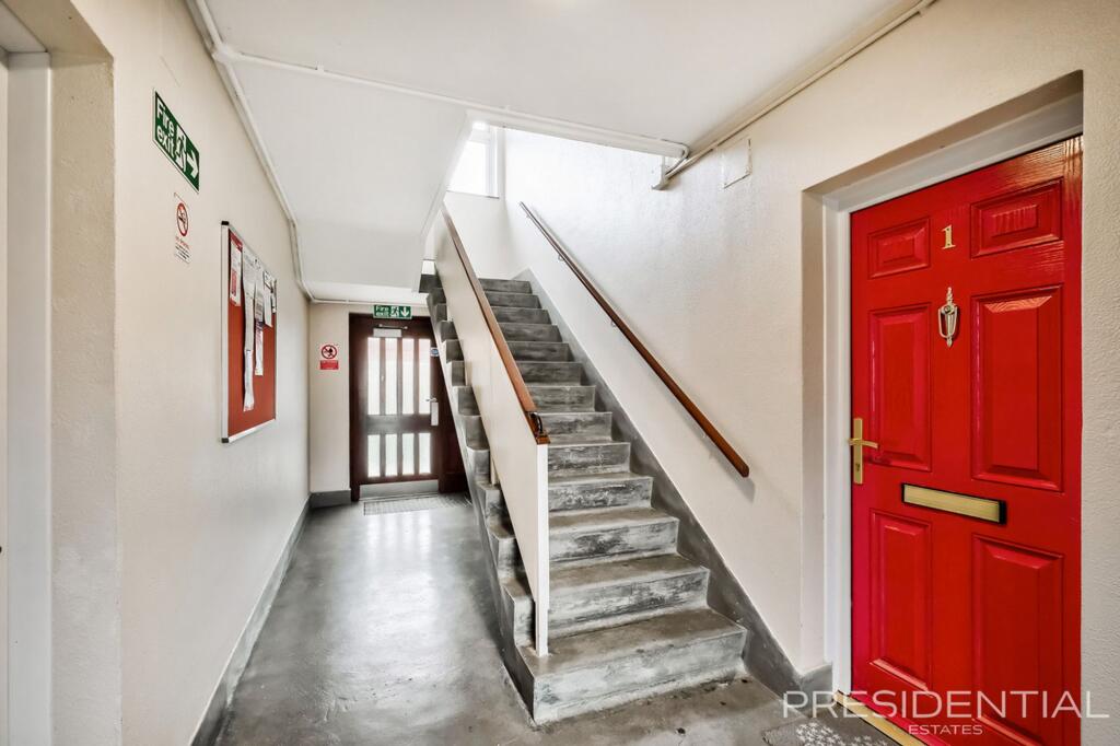 Apartment in London, Clayhall - View 3