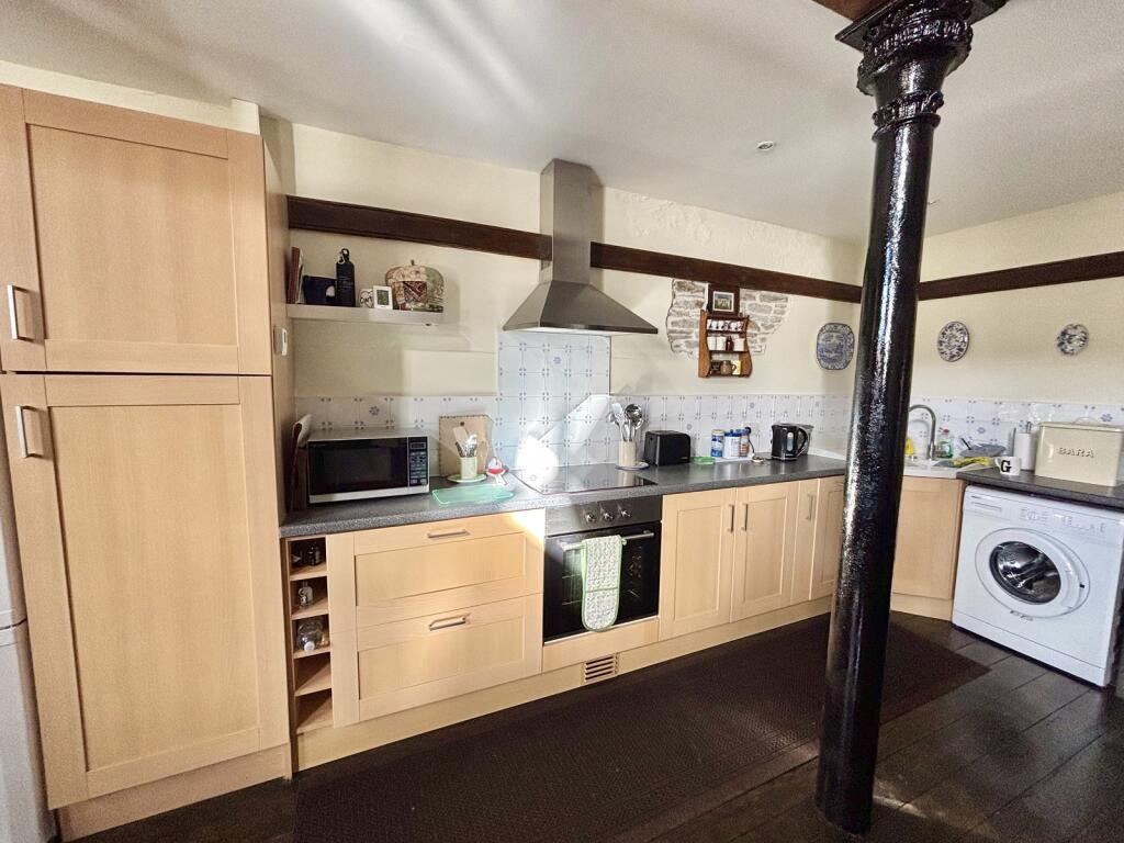 House in Pontardawe, Neath Port Talbot - More