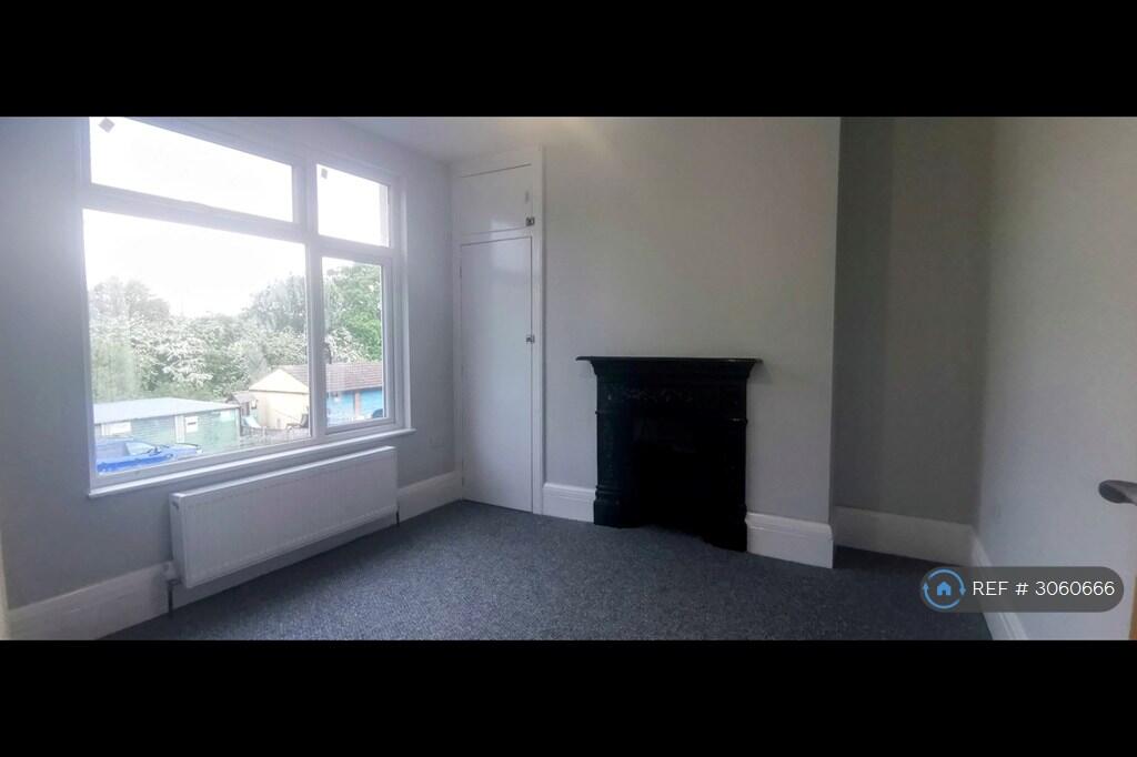 Apartment in Southend-on-Sea - View 3