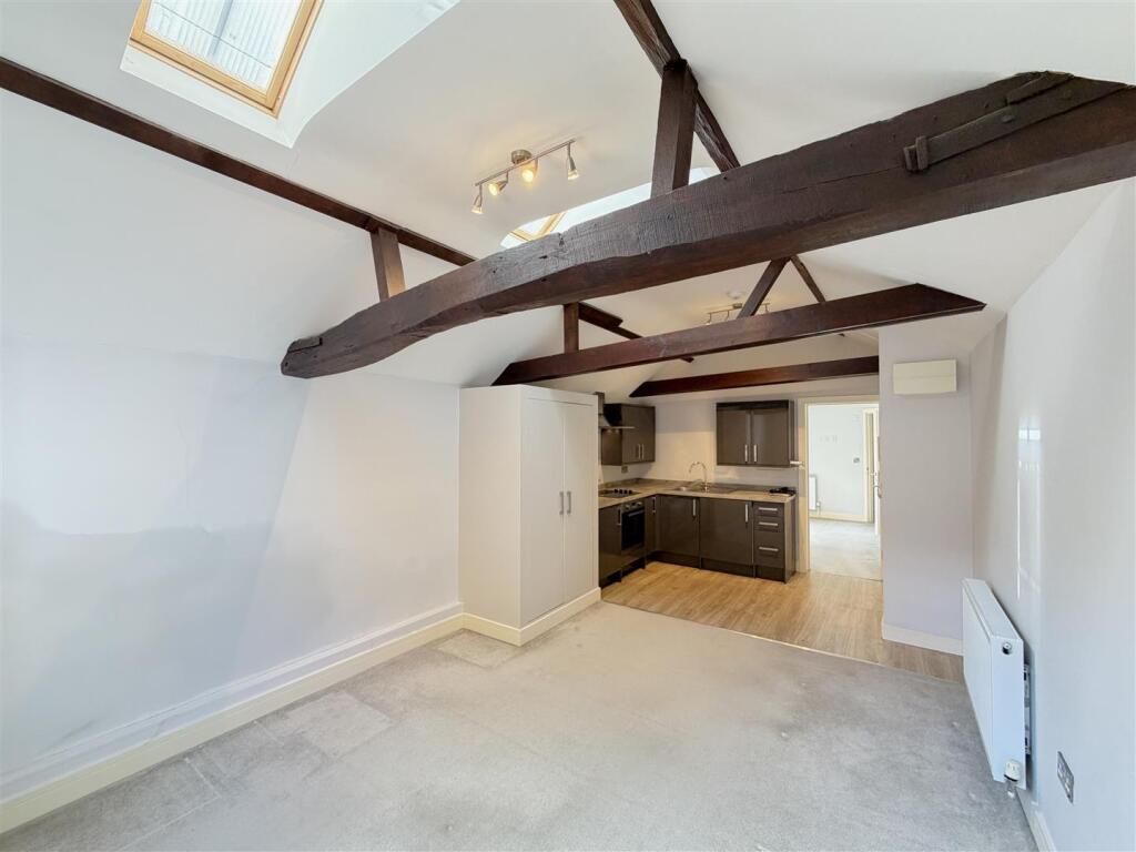 Apartment in Warwick, Royal Leamington Spa - View 4