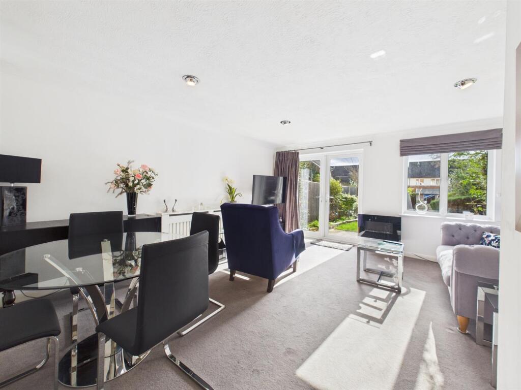 Columbia Avenue, Ruislip photo 2