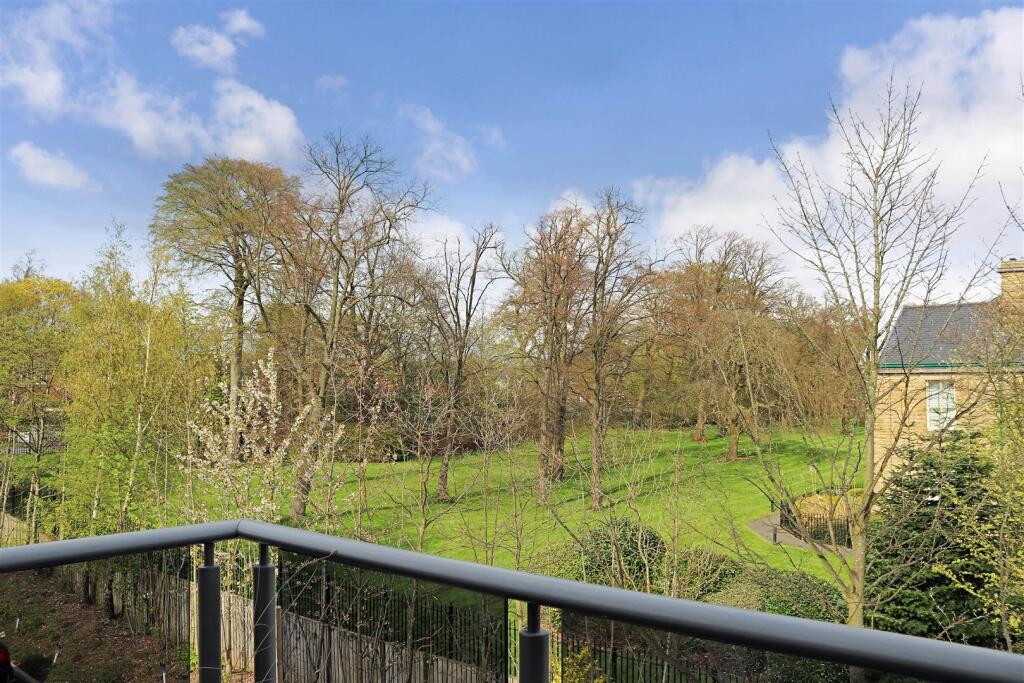 1-bed flat on Thackrah Court, Squirrel Way, Shadwell, Leeds, £100,000