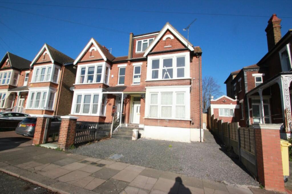 1-bed flat on York Road, Southend On Sea, £129,995