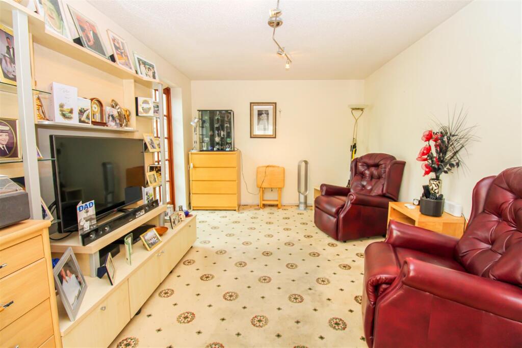 House in Wakefield, Gawthorpe - View 3
