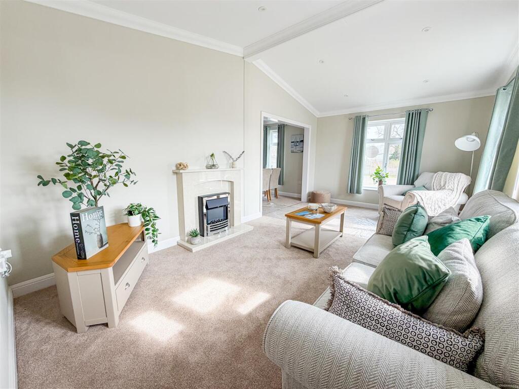 Sandpiper Gardens, Sacketts Grove, Clacton-on-Sea photo 2