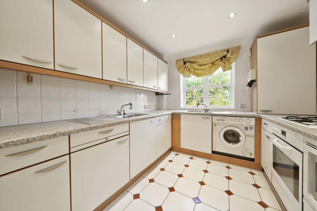 Ambassador Court, NW4 photo 3